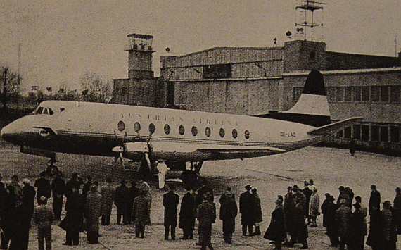 AUA-Erstflug am 30. März 1958 nach London mit einer Vickers Viscount; im Hintergrund ist der erste Tower des Airports zu sehen - Foto: Archiv Flughafen Schwechat