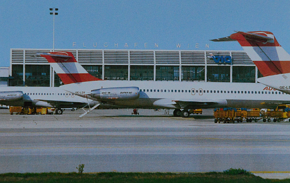 60 Jahre Flughafen Wien Schwechat AUA MD-80 vor dem Terminal Foto Archiv Austrian Wings Media Crew