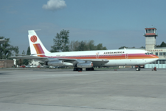 Boeing 707 in Wien, im Hintergrund der erste Tower - Foto: Archiv Flughafen Schwechat