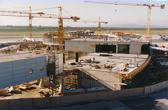 Pier West im Bau - Foto: Archiv Flughafen Schwechat