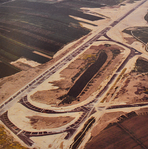 1976 wurde mit dem Bau der zweiten Piste (16/34) begonnen, die zur Schließung des Flugplatzes Aspern führte - Foto: Archiv Flughafen Schwechat