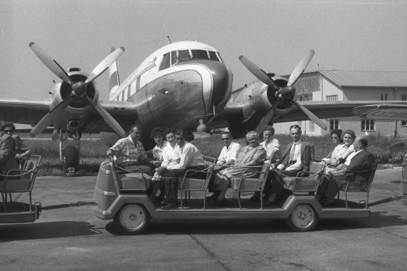 Besuchertouren erfreuten sich schon in den frühen Betriebsjahren großer Beliebtheit - Foto: Archiv Flughafen Schwechat
