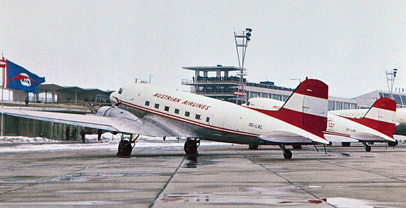 In den 1960er Jahren setzte die AUA mehrere DC-3 im Inlandsverkehr ein; der Besucherturm im Hintergrund ist heute der "blaue Turm", in dem sich jahrelang das Vorstandsbüro sowie die Ausweisstelle befanden - Foto: Archiv Austrian Wings Media Crew