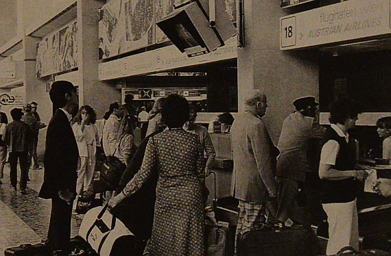 Fluggäste von Austrian Airlines im Terminal 2 / Check-In 2, Aufnahme vermutlich aus den 1960er oder 1970er Jahren - Foto: Archiv Flughafen Schwechat