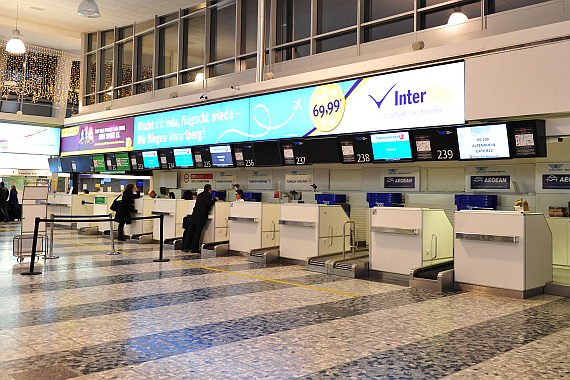 Check-In-Agents bei der Arbeit im alten Terminal 2 im Jahr 2013 - Foto: PA / Austrian Wings Media Crew