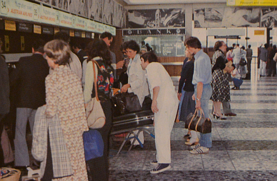 Passagiere im alten Terminal 2 in den 1980er/90er Jahren - Foto: Archiv Flughafen Schwechat