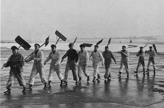 In den 1950er Jahren war die Schneeräumung noch ein Knochenjob, der in mühsahmer Handarbeit erledigt wurde - Foto: Archiv Flughafen Schwechat