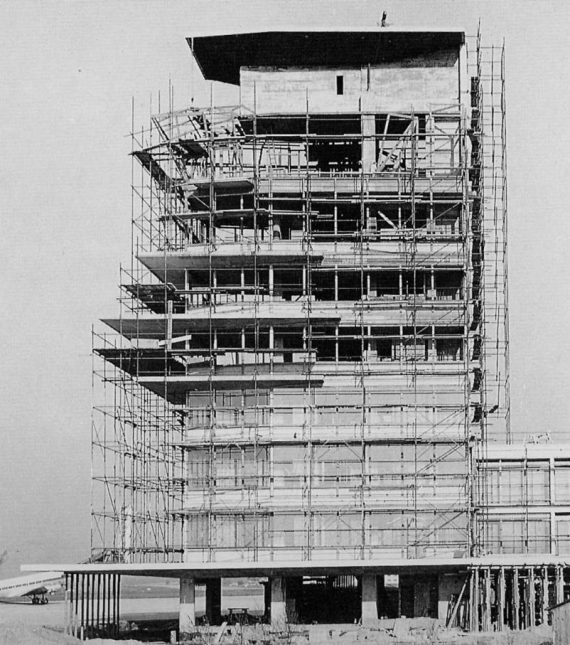 Im Jahr 1956 wurde mit dem Bau des neuen (mittlerweile wieder abgerissenen) Towers begonnen - Foto: Archiv Flughafen Schwechat