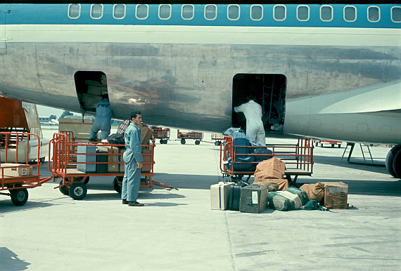 Arbeiter beim Entladen einer Boeing 707 "Jet Clipper" von Pan Am - Foto: Archiv Flughafen Schwechat