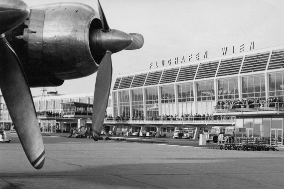 Bis Ende der 1950/60er Jahre dominierten Propellerflugzeuge das Bild am VIE; man beachte das großzügig dimensionierte offene Besucherdeck im Hintergrund - Foto: Archiv Flughafen Schwechat