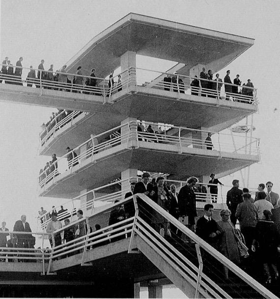 Der Besucherturm im Jahr 1962; heute ist das "Gebäude" der "blaue Büroturm" - Foto: Archiv Flughafen Schwechat