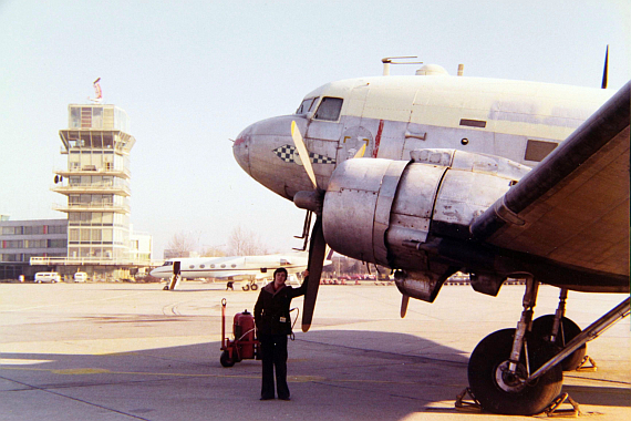 Treffen der Generationen im Jahr 1975: Im Vordergrund eine DC-3, dahinter ein damals moderner Executive Jet - Foto: Archiv Flughafen Schwechat