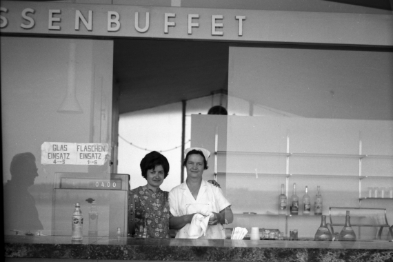 Freundliche Bedienung war damals selbstverständlich, heute müssen Gäste des neuen Besucherdecks mit Waren aus Snackautomaten zu überteuerten Preisen vorlieb nehmen - Foto: Archiv AAM