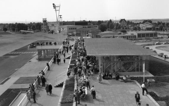 Das großzügig dimensionierte Besucherdeck, das im Gegensatz zum heutigen stets gut besucht war - Foto: Archiv AAM