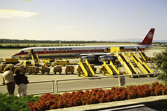 Air Canada DC-8, vermutlich in den 1970er/80er Jahren vom wunderschön begrünten alten Besucherdeck aus aufgenommen - Foto: Archiv AAM