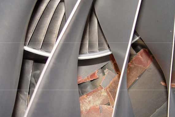 Losgelöste Eisschutzpanele in einem der Triebwerke - Foto BFU Losgelöste Eisschutzpanele in einem der Triebwerke - Foto BFU