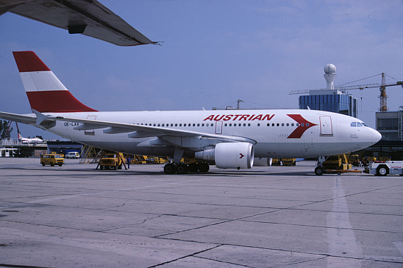 Die OE-LAA "New York" auf dem Vorfeld des Flughafens Wien; links im Hintergrund ist die "Fliegende Tonne" auf dem alten Besucherdeck zu erkennen - Foto: Aviationimages.at