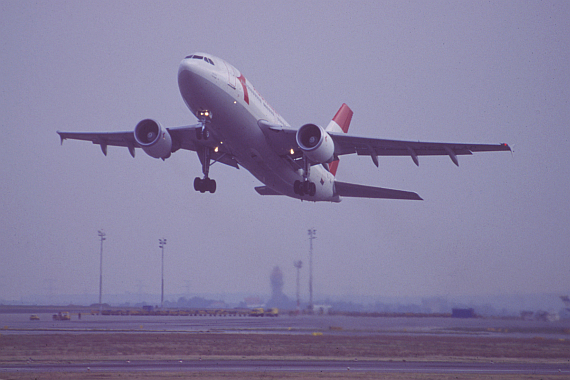 Die OE-LAD beim Start in Wien, aufgenommen 1993 - Foto: Aviationimages.at