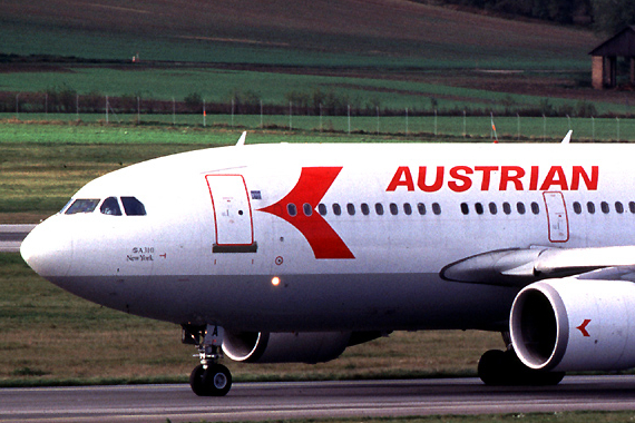 Closeup des Bugs der OE-LAA: Der Schriftzug "New York" ist links unter dem Cockpitfenster erkennbar - Foto: Aviationimages.at