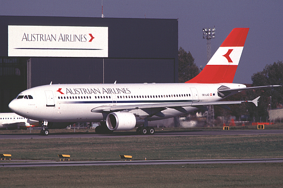 Die OE-LAD "Chicago" in der Mitte der 1990er Jahre eingeführten AUA-Bemalung - Foto: Aviationimages.at