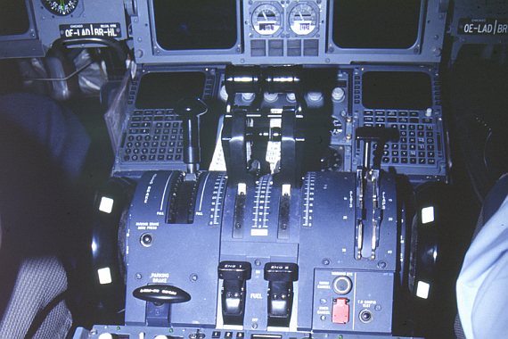 Center Panel mir den Schubhebeln - Foto: Aviationimages.at