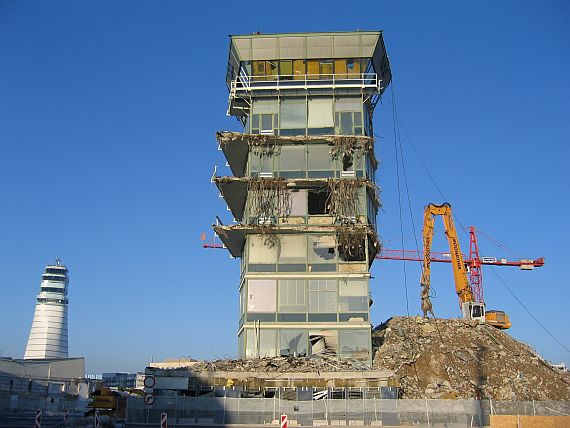 Nach rund 50 Jahren Betrieb wurde der alte Kontrollturm 2006 im Zuge der Skylink-Bauarbeiten abgerissen - Foto: Archiv Flughafen Schwechat