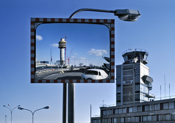 Im Spiegel ist der Rohau des neuen Towers zu sehen, dahinter der alte aus den 1950er/60er Jahren - Foto: Archiv Flughafen Schwechat