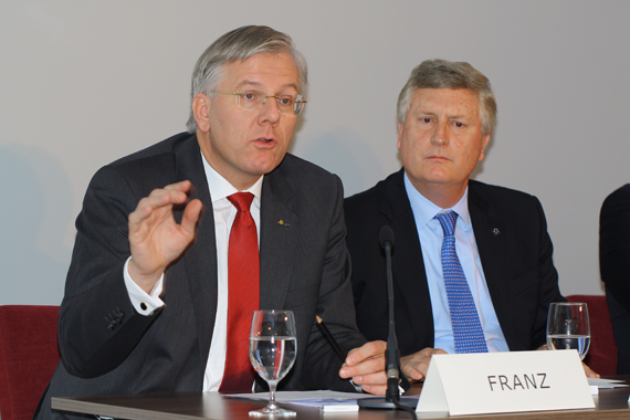 Christoph Franz, CEO der Lufthansa Group, appelliert an europäische Politiker das Projekt "Single European Sky" schneller voranzutreiben. Christoph Franz, CEO der Lufthansa Group, appelliert an europäische Politiker das Projekt "Single European Sky" schneller voranzutreiben.