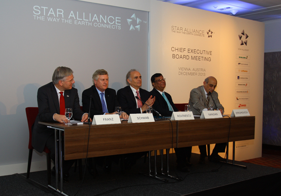 Podium bei der Pressekonferenz