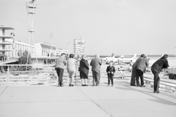 Gäste auf dem alten Besucherdeck in den 1960er Jahren - Foto: Archiv AAM