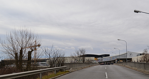 Blick auf die Zufahrtsrampe im Dezember 2013: Rechts ist das 1992 eröffnete Terminal 1 (Check-In 1) zu erkennen, links das Provisorium Terminal 1A (Check-In 1A); von diesen beiden Gebäuden verdeckt, erkennt man dahinter das Abfertigungsgebäude aus den