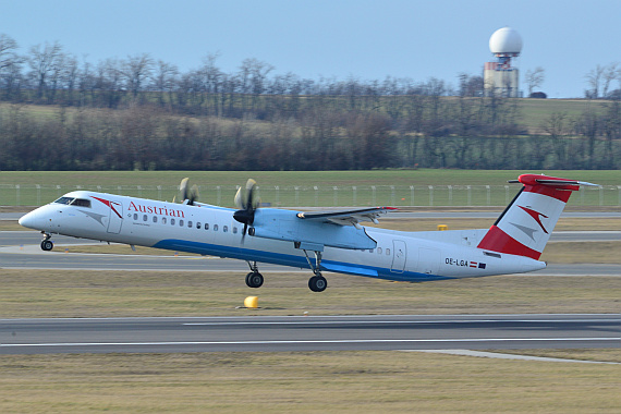 Bombardier Q400 der AUA beim Start, fotografiert vom Spotterhügel in Kleinneusiedl