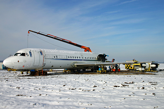 Wenige Tage nach der Notlandung wurde mit der Zerlegung und dem Abtransport der OE-LFO begonnen - Foto: Lukas Michalski Wenige Tage nach der Notlandung wurde mit der Zerlegung und dem Abtransport der OE-LFO begonnen - Foto: Lukas Michalski