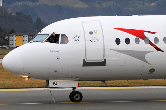 Austrian Fokker 100 Pilot winkt - Foto: Austrian Wings Media Crew
