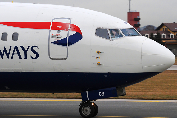 British Airways Boeing 737-400 Pilot winkt - Foto: Austrian Wings Media Crew