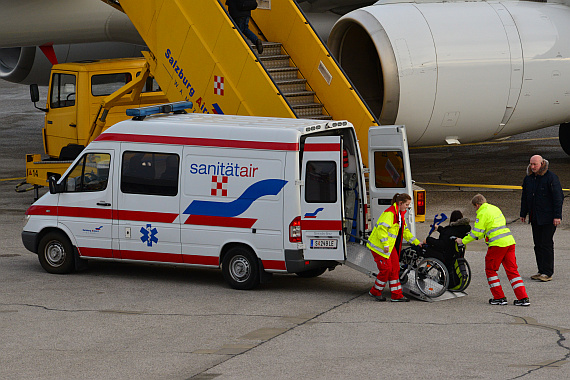 Mancher Urlauber trat den Rückflug unfreiwillig auf Krücken an, die Flughafensanität stand im Dauereinsatz.