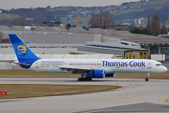 Neben Russen und Skandinaviern sind Engländer stark in Salzburg vertreten; diese Boeing 757-200 der Thomas Cook verfügt noch nicht über Winglets.