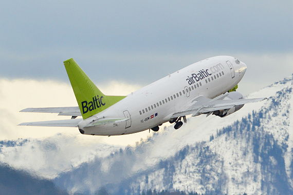 Flughafen Salzburg Winterspotten Jänner 2014 Air Baltic Boeing 737-500 Eyebrow Windows YL-BBM Steigflug Berge Foto PA Austrian Wings Media Crew