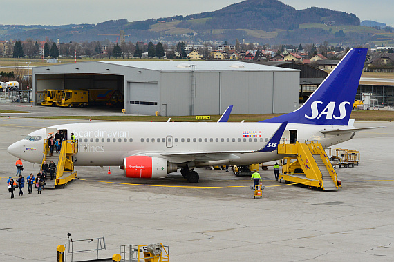 Flughafen Salzburg Winterspotten Jänner 2014 Boeing 737-700 SE-RJU SAS Scandinavian Airlines Passagiere Fluggäste steigen aus Foto PA Austrian Wings Media Crew