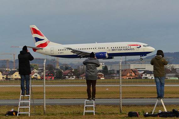 Flughafen Salzburg Winterspotten Jänner 2014 British Airways Boeing 737-400 G-GBTA mit Spottern Foto PA Austrian Wings Media Crew