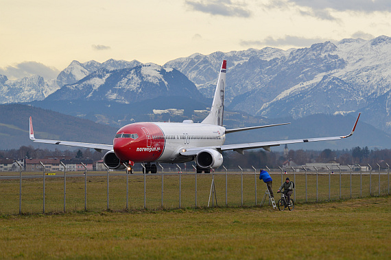 Flughafen Salzburg Winterspotten Jänner 2014 Norwegian Boeing 737-800 LN-NOC mit Spottern Foto PA Austrian Wings Media Crew