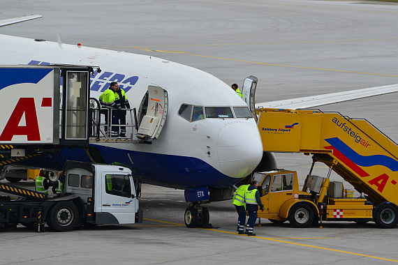 Flughafen Salzburg Winterspotten Jänner 2014 Transaero Boeing 737-700 EI-ETX Catering Closeup Foto PA Austrian Wings Media Crew