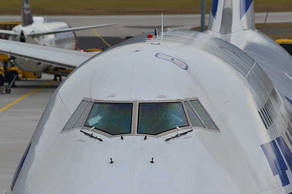 Da sich die Cockpitfenster des Jumbos nicht öffnen lassen, verfügt das Flightdeck über eine Notausstiegsluke im Dach.