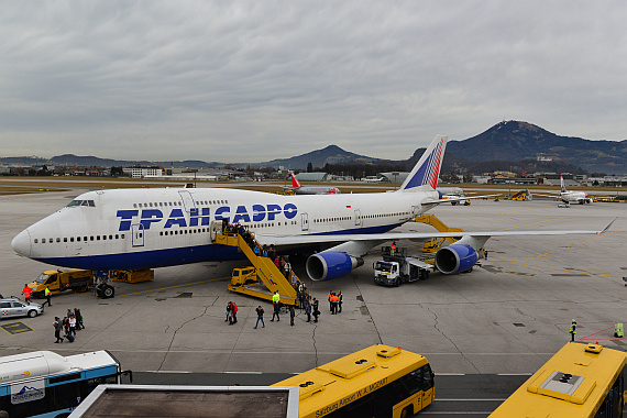 Flughafen Salzburg Winterspotten Jänner 2014 Transaero Boeing 747-400 EI-XLI Paxe steigen aus Foto PA Austrian Wings Media Crew