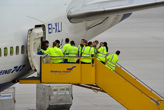 Die Putzkolonne wartet darauf, die 747 für den Rückflug vorzubereiten.