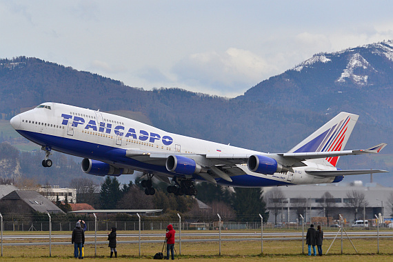 Flughafen Salzburg Winterspotten Jänner 2014 Transaero Boeing 747-400 EI-XLI Start mit Spottern_1 Foto PA Austrian Wings Media Crew
