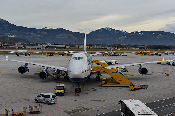 Flughafen Salzburg Winterspotten Jänner 2014 Transaero Boeing 747-400 EI-XLI frontal Foto PA Austrian Wings Media Crew