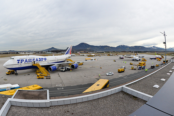 Rechts neben dem Jumbo ist eine 737 von Transaero geparkt.