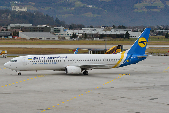 Bemerkenswert ist der zusätzliche Notausstieg zwischen den Overwing-Exits und der Passagiertüre im Heck auf beiden Seiten des Rumpfes; dadurch ist die 737-900ER für eine maximale Passagierkapazität von 220 Personen zugelassen.