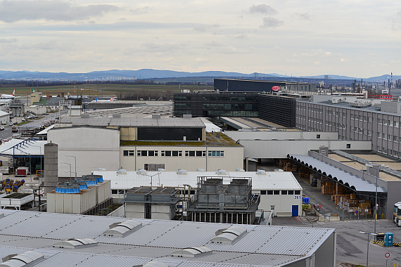 Blick vom Parkhaus 3 auf das Cargo Handling Center am Flughafen Wien; links im Bild ist das Gebäude 240 mit dem ersten Tower aus den 1950er Jahren zu erkennen - Foto: PA / Austrian Wings Media Crew